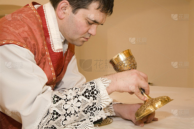 天主教神父在做弥撒