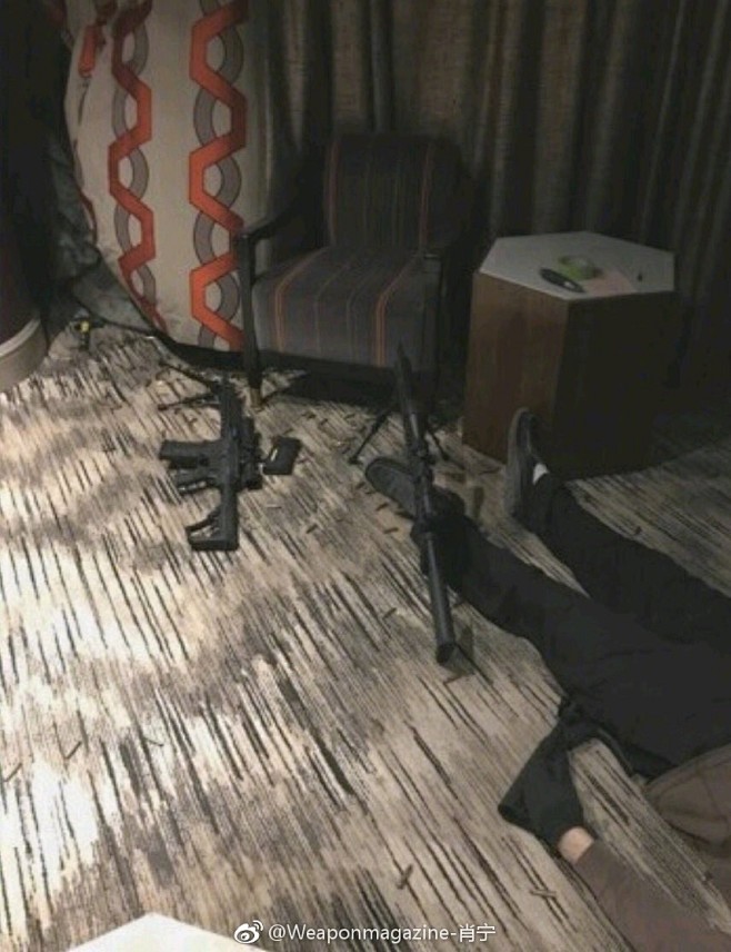 拉斯维加斯枪击案的枪手所在的酒店房间内照...