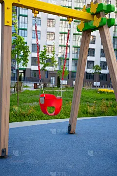 操场上的空链条秋千。儿童公园的红色秋千为婴儿和小孩