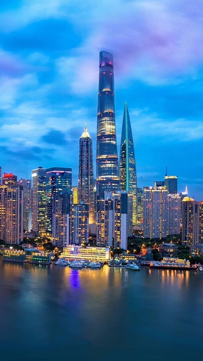 上海的夜晚散发着不夜城的魔性光辉，别具东...