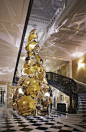 After the prototype it's time to reveal the Claridge’s Christmas by Christopher Bailey Find more Christmas news at www.brabbu.com/en/news-events: 圣诞树伞中庭吊挂DP点