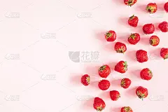 淡粉色背景上的草莓。平躺，俯视图