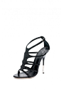 Giuseppe Zanotti Design 11春夏系列既含蓄又炫丽，色调及用料的运用更是出神入化，营造强烈的视觉效果，体现极致的艺术美感。而款式设计更是别出心裁，千变万化，有闪烁耀眼的水晶系列、亦有充满异国风情的雷射切割设计、也有紧贴潮流趋势的最潮款式，让女士们何时何地也能吸引众人的目光。当中，不得不提那充满异国风情的雷射切割设计和紧贴潮流的型格系列。Zanotti先生善于运用不同的顶级水晶巧妙地配搭出夺目耀眼的款式。然而，Zanotti先生在是季系列中却运用不同高贵的物料及超凡的剪裁技术，设计出多