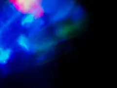 点击来源直接获取大图文件 |色彩斑斓、模糊的背景，有着如彩虹般的色彩。颜色鲜艳活泼，营造出充满活力与兴奋的感觉。抽象设计壁纸。电影般的灯光效果