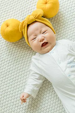 柚香柚甜

摄影：洪小漩

出镜：菲比

生完孩子后，我便和所有新手妈妈一样，再也不知道整觉为何物。

经历了宝宝住院不得不每日送奶的漫长两周后，我和阿科以及婆婆终于把菲比接回了家。

在出租车上，阿科小心翼翼抱着菲比，和我说：老婆，我觉得她都不记得我了。

我哑然失笑：她压根就还没认得你好么。

阿科对我的小小嘲弄置若罔闻，只顾着一眼盯着女儿，似乎要看个真切，确定这到底是不是我们之前送进NICU的孩子。

自从宝宝接回家，我前一个半月几乎不曾抱过她。对那么一团软乎乎的小肉肉，我着实束手无策。而且，我似乎