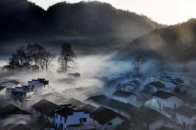 “粉墙黛瓦”即雪白的墙壁，青黑的瓦。江南...