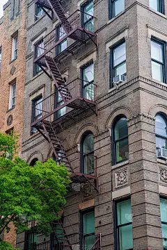 贝德福德街和格罗夫街的街角格林威治村，在著名的美国电视情景喜剧《老友记》中出现