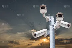 央视在两极。消防技术，双摄像头，从背景往外看。
