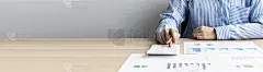 女审计师按白色计算器，她是一个私人公司的审计师，她正在审查公司财务报表的数字，然后提交给高级管理人员