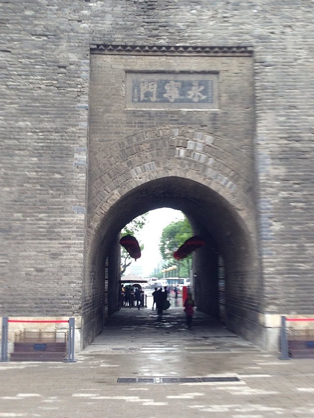 永宁门。永宁门是西安城墙的正南门，建于隋代初，当年它是皇城南面三座城门中偏东的一座，原叫安上门，唐末韩建缩建新城时留作南门，明代改为永宁门 ...