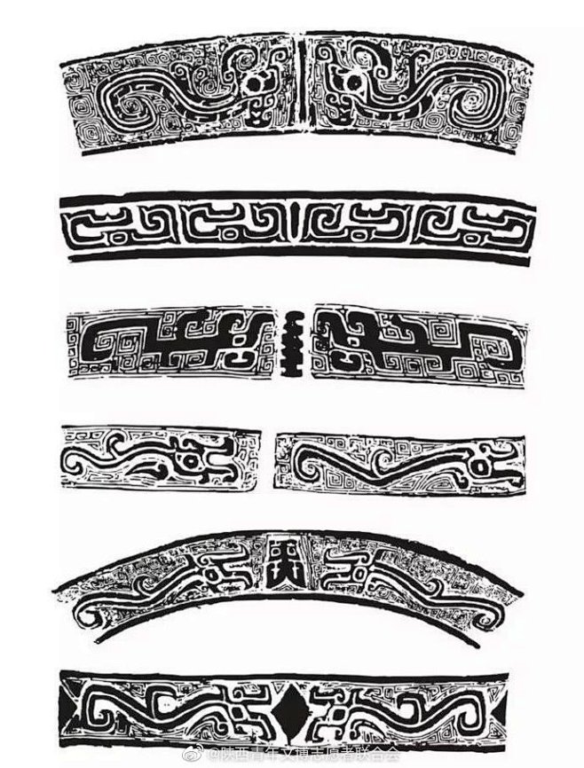 #古代中国# 【夔龙纹】 夔龙纹是一种瓷器装饰纹样。夔是中国古代传说中的一种奇异动物，似龙而仅有一足。汉代许慎《说文解字》记述：“夔如龙一足 ...
