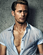 Alexander Skarsgard最近在纽约亮相，白衬衫蓝裤加身，腿还是长得看不到边。自从和Alexa Chung组成了情侣档，E大这位行走的荷尔蒙更是跟时尚界密不可分。最近连续登上Vanity Fair和Vgoue杂志，你们觉得他的魅力有撩到你吗？