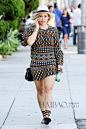 当地时间6月5日，希拉里·达芙 (Hilary Duff) 身穿几何图案连身裙在Studio City出街。