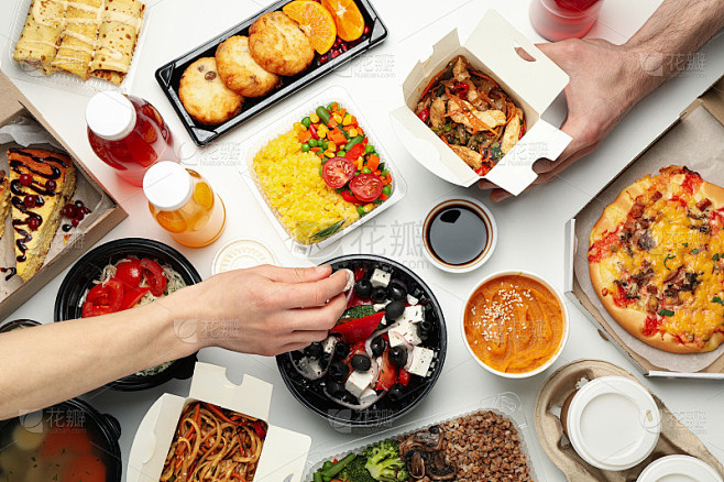 人们吃外卖。食品交付。美味的食物在白色的桌子上