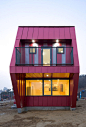 韩国建筑事务所Moon Hoon设计的“棒棒糖住宅”




韩国建筑事务所Moon Hoon今年完成了一座“棒棒糖住宅”，它位于韩国京畿道器兴。住宅以孩子们非常喜欢的色彩糖果为设计灵感，白色与粉色的环形设计，让人们想起童年时的美好。圆形和分段提升结构将室内7层空间很好的隐藏起来，天窗的设计很周到，让每一层的光线都很好，里面有厨房、餐厅、主卧、儿童房、游戏室、影音室。>Paian  Design

(4张)