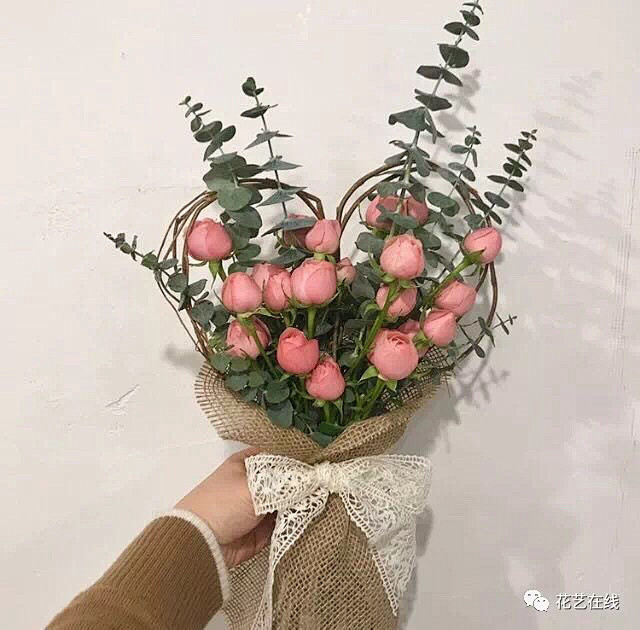 《手捧幸福花》心形花束