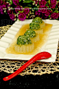 满“圆”春色 ：水晶荠菜芋圆 

原料

荠菜

芋仔

冬瓜


制作方法

（1） 超市买来的速冻芋仔，放入电饭锅中蒸熟，芋仔放在菜板上，用刀压成泥。


（2） 冬瓜用菊花模具圈,刻出菊花圆环，用挖球刀在菊花圆环上挖出凹陷。


（3） 荠菜放入开水锅中，烫一下捞出，放入冷水浸泡一会儿，然后拧干，用刀剁碎。剁碎的荠菜末拌入芋仔泥中，调味加盐、素得鲜或用蘑菇精（代替味精），放少许淀粉拌匀，做成荠菜芋泥圆。


（4） 冬瓜圆环放入盘中，调味加盐、素得鲜或用蘑