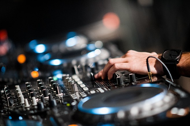 General 2000x1331 DJ...
