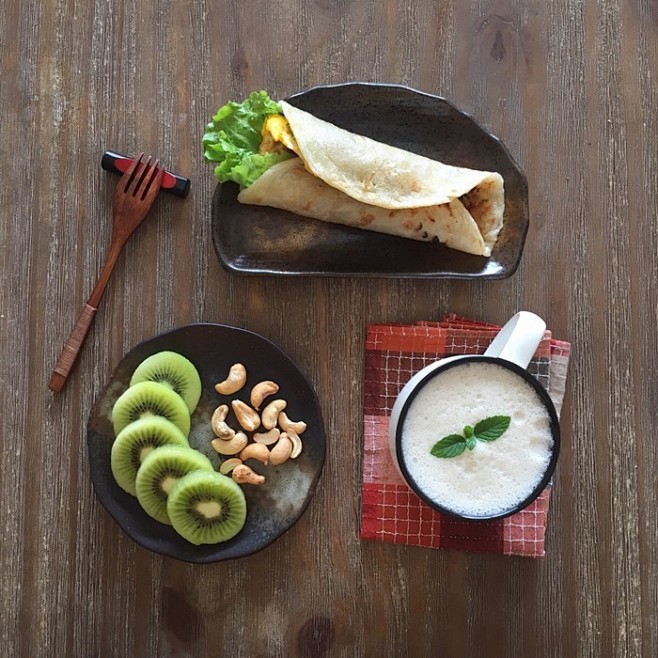 早餐记录:香蕉奶昔，蔬菜鸡蛋卷饼，腰果，...