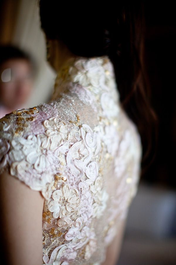 在这个美丽的旗袍手工缝制的细节。 充满了...