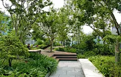 东京散步｜这里一定有你不知道的约会散步好去处 : 七个值得去的百货天台花园！ 写过这么多期东京散步，估计你们也都知道我喜欢逛公园了。现在想来我常去的公园未免有些佛系，不一定符合当下年轻人的口味，这一篇想推荐一些不太一样的“公园”。 日本大多数商业设施都将自己的天台打造成很美的空中花园或是空中露台。他们向来善于在钢筋水泥般的都市中打造城市绿洲，“环保绿化”是他们格外看重的一件事，这也是我最为钦佩的一点。 试着想象一下，在银座或新宿这样寸土寸金的地方...