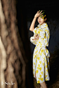 许龄月印花黄裙优雅写真图片