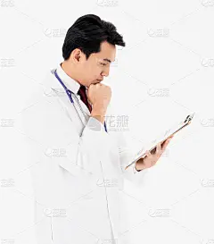近距离的肖像英俊的年轻男子医生有一个听诊器在脖子上。他正在检查手头的白底试卷，孤立无间。
