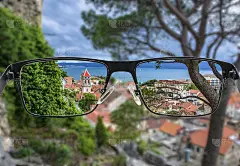 克罗地亚马卡尔斯卡里维埃拉小镇奥米斯被山、塞蒂纳河和海包围。更好的视觉概念。聚焦图像在眼镜。