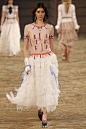 Chanel 2014早秋系列时装秀，以印第安部落风为灵感的创作随处可见，印第安风的珠宝刺绣装饰以及羽毛头饰、大量的流苏吊饰彻底让Chanel女郎改头换面。