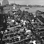 老照片！1949年5月，逃难者挤在一艘将驶向宁波的美国海军货船。 ​​​​