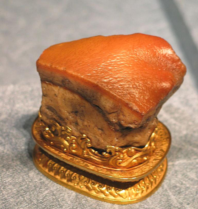 东坡肉形石
　　现收藏在台北故宫，如鸡蛋...