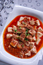麻婆豆腐#美食##吃货##中国菜# 
主材：嫩豆腐、牛肉末配料：花椒、豆瓣酱、豆豉、辣椒面、葱、姜、蒜调味料：黄酒、酱油。
花椒小火炒至焦香后磨成粉。豆瓣酱和豆豉混合剁细，另外准备一些辣椒面。葱姜蒜切末，嫩豆腐、牛肉末和所有配料准备好。豆腐切小块，起锅坐水，加少许盐，水开后转小火放入豆腐煮约1分钟。炒锅坐油，五成热放豆瓣豆豉酱和辣椒面小火慢慢炒出红油，加入葱姜蒜末炒香，调中火放牛肉末。牛肉末变干爽后转小火继续煸至牛肉末金黄酥香，烹入适量黄酒，加少许开水，加少量酱油中火煮至微沸。另入焯水后的豆腐，煮至微