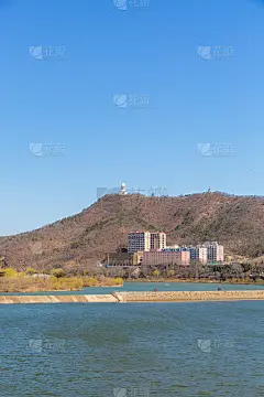 中国大连西山湖冬季户外大坝和城市