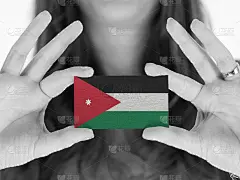 女士展示一张名片