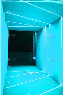 浅蓝色霓虹灯空间门口