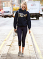 #穿搭##街拍#Gigi Hadid　墨镜　运动卫衣　运动紧身裤　运动鞋