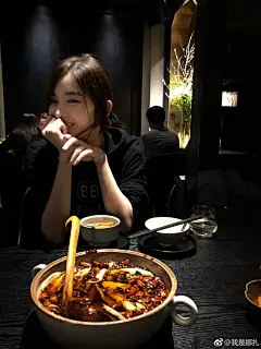 3月26日，，娜扎素颜和妈妈约饭。并在微博里晒出一组妈妈给她拍的照片，配文：“妈妈的拍照技术，凑合看吧。”娜扎在妈妈的镜头里笑成了表情包。 ​​​​
