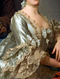 蕾丝｜早在16世纪的西欧，蕾丝便作为一种可以媲美珠宝的奢侈品在贵族阶层广泛流传。花窗图案、贵妇的胸口边和裙摆、象牙扇、遮阳伞，都精致的装饰以蕾丝材料，拥有薄雾一样飘逸轻盈、透露出奢华典雅的气质，成为身份的象征。