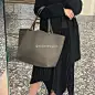 the row的小众包款 the row是我最爱的牌子。他家从衣服到包都充斥着难得的清冷气质。 : the row的小众包款 the row是我最爱的牌子。他家从衣服到包都充斥着难得的清冷气质。真丝白拖鞋也是特别百搭经常穿的一款。最近出的帆布包包都很爱，能把帆布做出这么高级质感的也就只有the ro