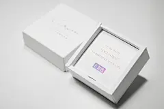 SEASON │四季花瓣 -包裝 : 各式花朵在錯落分布在不同花季，取花之其一花瓣，透過潔白如玉的白瓷土加上手工捏製，呈現細膩工藝。利用白瓷未經上釉具有呼吸作用，結合香水可吸收香味達到擴香效果，長達一週之久。此外，香水瓶以花苞、花蕊作為呼應，優雅的曲線，讓人愛不釋手。Flowers blossom in different seasons. With delicate hand-kneading craftsmanship, the petal of each seasonal flowers is pe