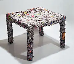 說到 IKEA，大家第一個想到的會是什麼？大仁哥和又青姐的浪漫告白地？還是十小時超強臥房改造，為「晚」出「早」歸的爸爸創造出美好的開始和結束？事實上，這間來自瑞典的全球居家用品零售店，旗下的產品包含DIY家具、配件、浴室和廚房用品等商品，早在不知不覺中，就慢慢滲入我們的日常生活中，他們秉持著簡單、高雅、實用和(最重要的)環保的最高宗旨，推行他們的設計與產品，而「IKEA table」企劃，就是將環保概念進一步擴大的成品。