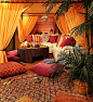 为您的起居室提供真正的摩洛哥外观，包括地毯，地板枕头和摩洛哥印花