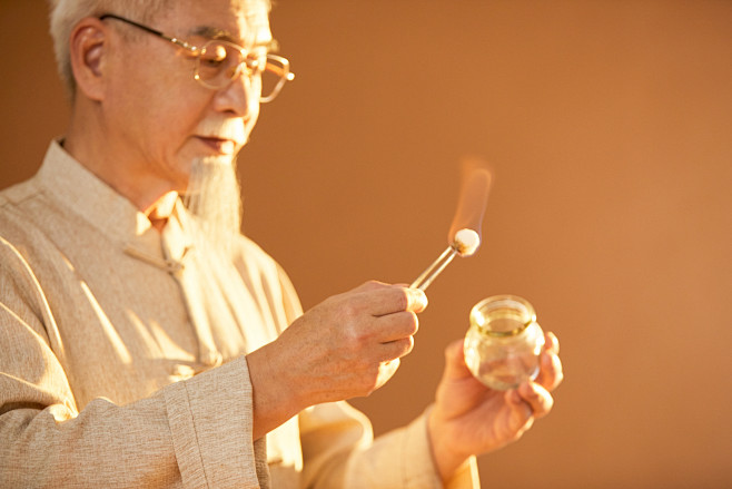 摄图网_501682825_老中医拔火罐...