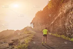 在上坡/下坡的偏僻道路上慢跑。