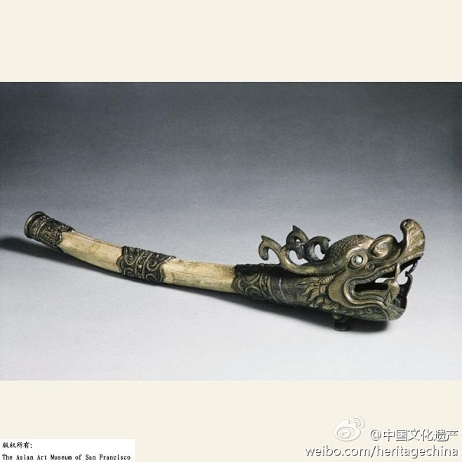清青铜股骨喇叭， H. 40.6 cm ...