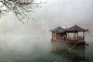 中国景观的船上有雾河与湖南省的传统建筑背景