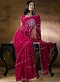 色彩艳丽的沙丽服是最具特色的印度婚纱，刺绣，缀珠，每一道工序都是精良和考究，才使异域风情格外吸引人。