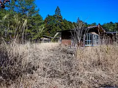 破破烂烂的废弃小屋的照片素材