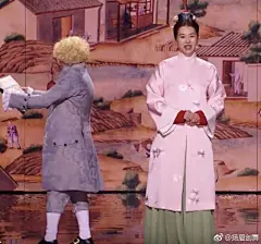 #CCTV国家宝藏# 广东馆的外销壁纸时代背景在乾隆中，当时汉女着装特征明显，年轻女子多外穿浅淡颜色的对襟衫子，花纹也素雅浅淡色调为主，尚未出现清后期繁复的镶滚花边。袖子偏窄，有一段白色挽袖，常常露出里头穿的大红袖，下穿长裙，头上挽着一个利落的小髻。所以给胡杏儿扮演的女画师选择了这套浅 ​​​​...展开全文c