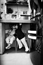[人像摄影：黑白照出童年] 美国《》日前在博客文章中刊登了一组黑白照片。这组照片选自法国摄影师Alain Laboilehas 的作品集《家庭》（La Famille），图片中的主角则是Alain Laboilehas的6个孩子。在图片中，孩子们嬉戏打闹，对镜头毫无察觉。2004年，Alain Laboilehas 买了个小型数码相机拍摄自己的作品。不久之后，他就迷上了微距摄影，并开始拍摄他的6个孩子。在拍摄过程中，他从不要求孩子们摆姿势。如果有孩子不喜欢他拍摄的图片......